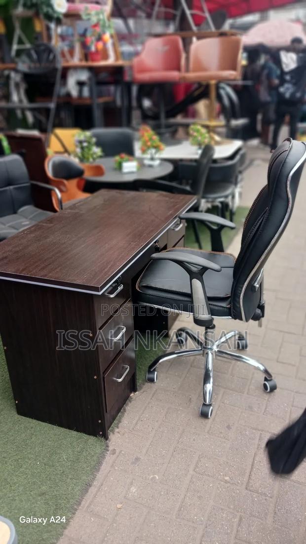 Executive Chair and Desk · Photo 1