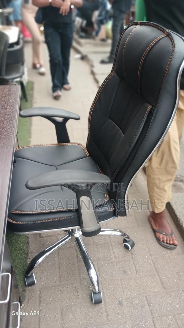 Executive Chair and Desk · Photo 3