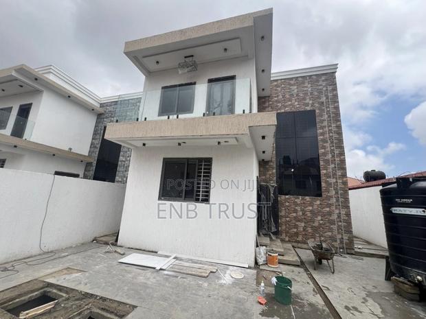 4bdrm Duplex in Baatsona for sale · Photo 2