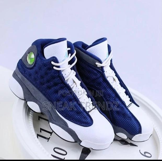 Air Jordan R13 Midnight Blue and White · Photo 1