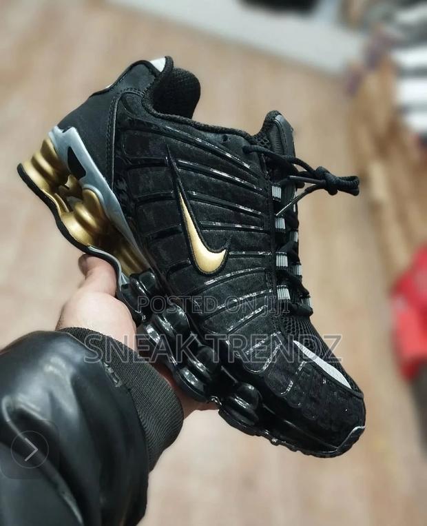 Air Nike Shox Max Black Gold · Photo 1