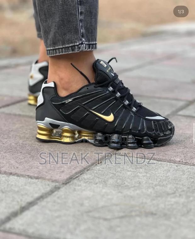 Air Nike Shox Max Black Gold · Photo 2
