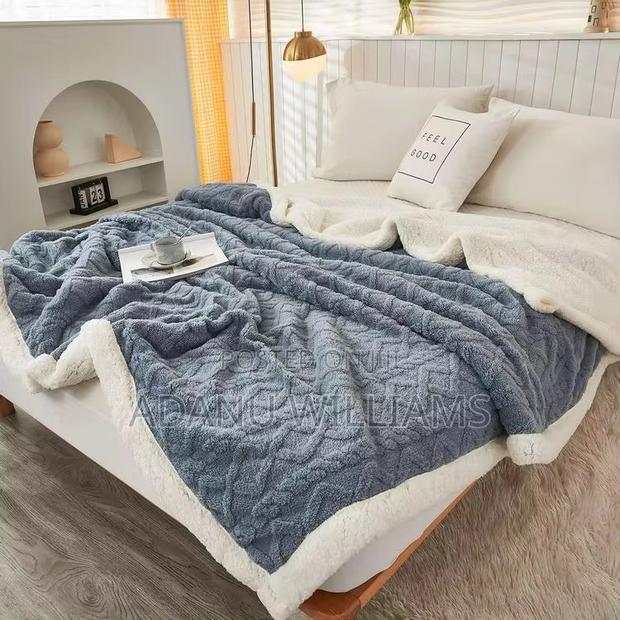 Top Rated Warm Soft Double Sided Fleece Flannel Blanket · Photo 2