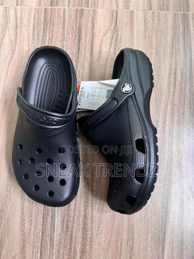 Original Crocs Smooth Pure Black · Photo 2