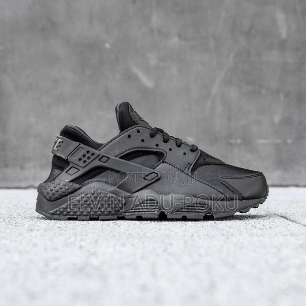 Nike Air Huarache "Triple Black" Sneakers · Photo 2