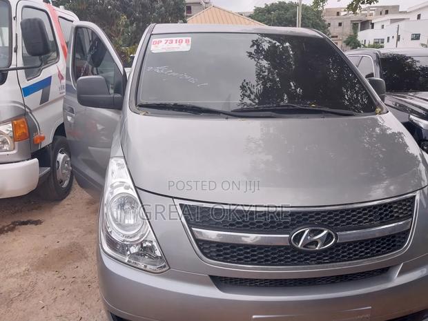 Hyundai Starex 2012 Silver · Photo 1