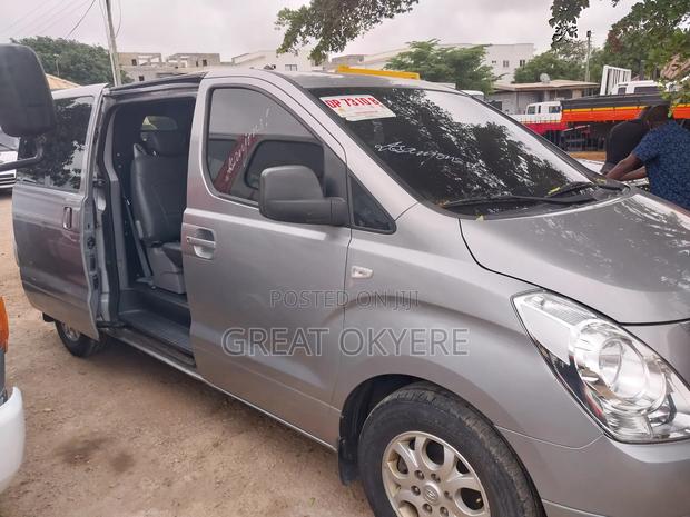 Hyundai Starex 2012 Silver · Photo 2