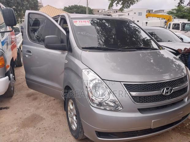 Hyundai Starex 2012 Silver · Photo 3