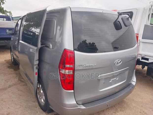 Hyundai Starex 2012 Silver · Photo 4