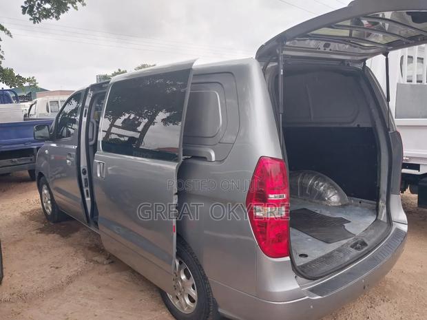 Hyundai Starex 2012 Silver · Photo 5