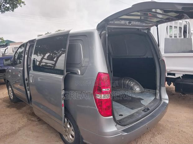 Hyundai Starex 2012 Silver · Photo 6