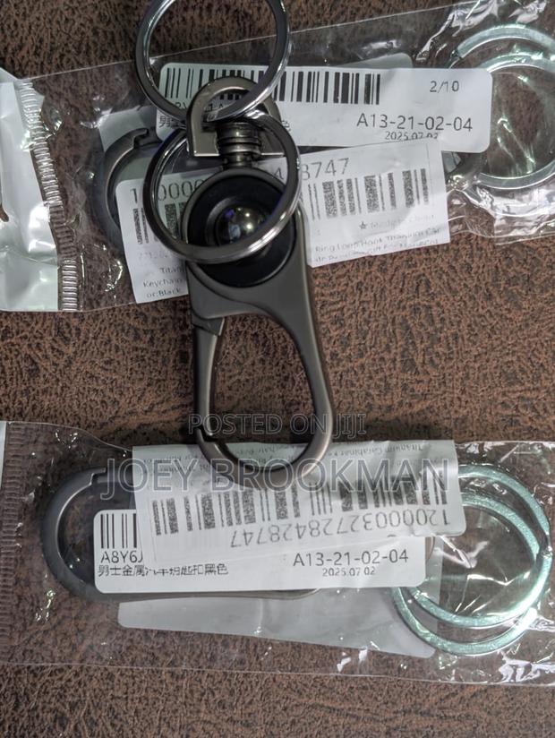 Titanium Carabiner Key Clip Edc Key Ring Loop Hook · Photo 1