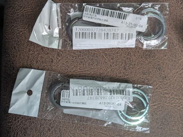 Titanium Carabiner Key Clip Edc Key Ring Loop Hook · Photo 3