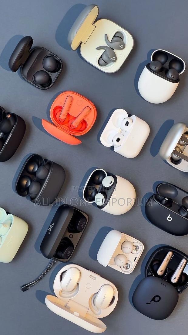 Air Pods and Ear Piece · Photo 3