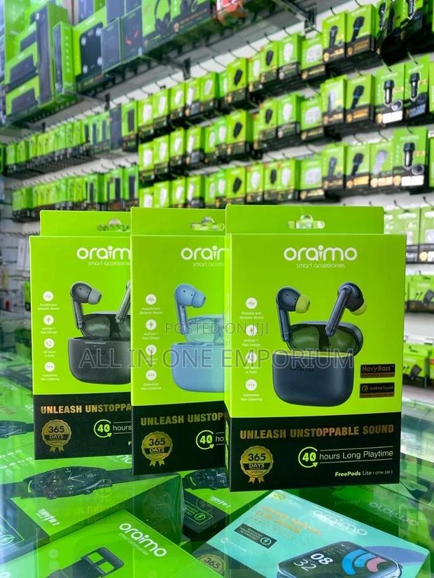 Air Pods and Ear Piece · Photo 2
