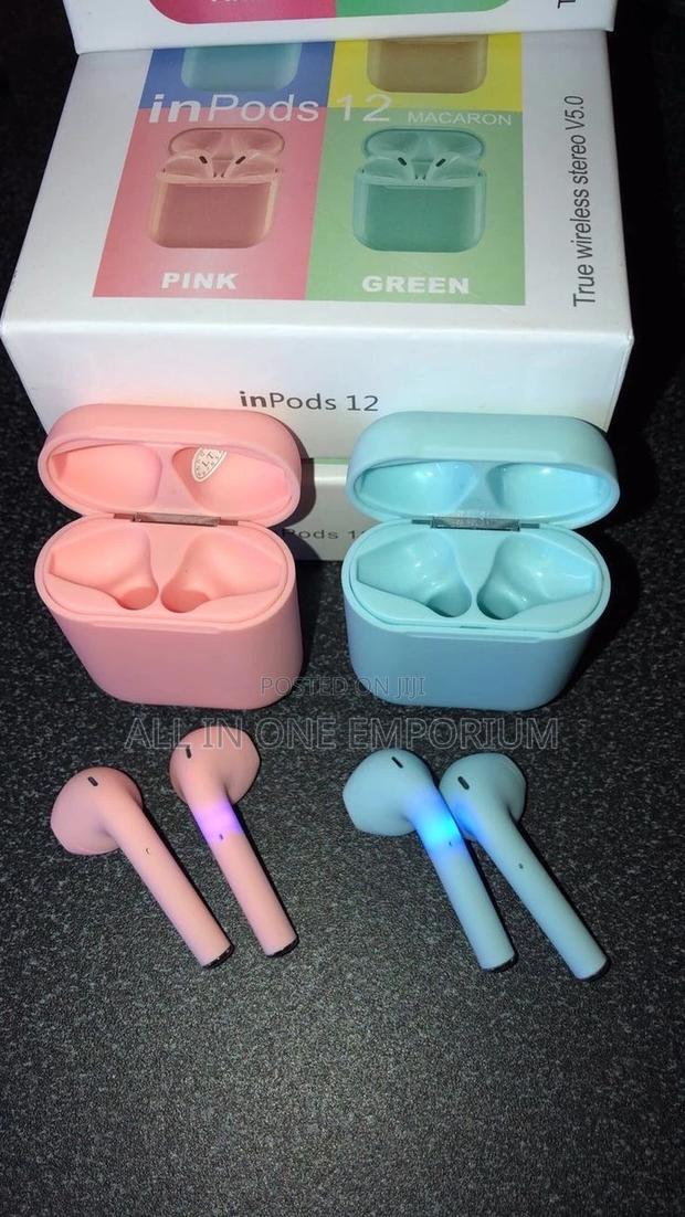 Air Pods and Ear Piece · Photo 4