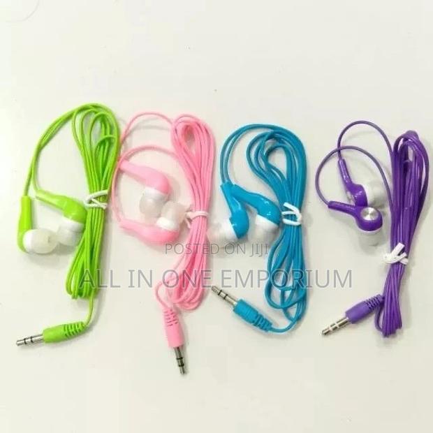 Air Pods and Ear Piece · Photo 5