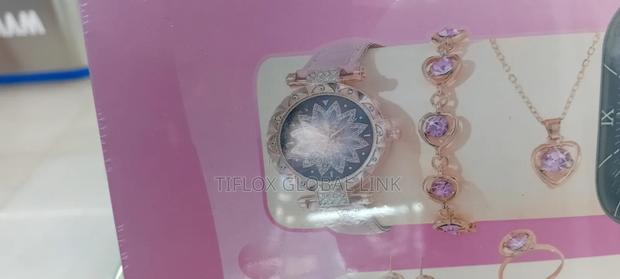 Smart Watch With Necklace · Photo 3