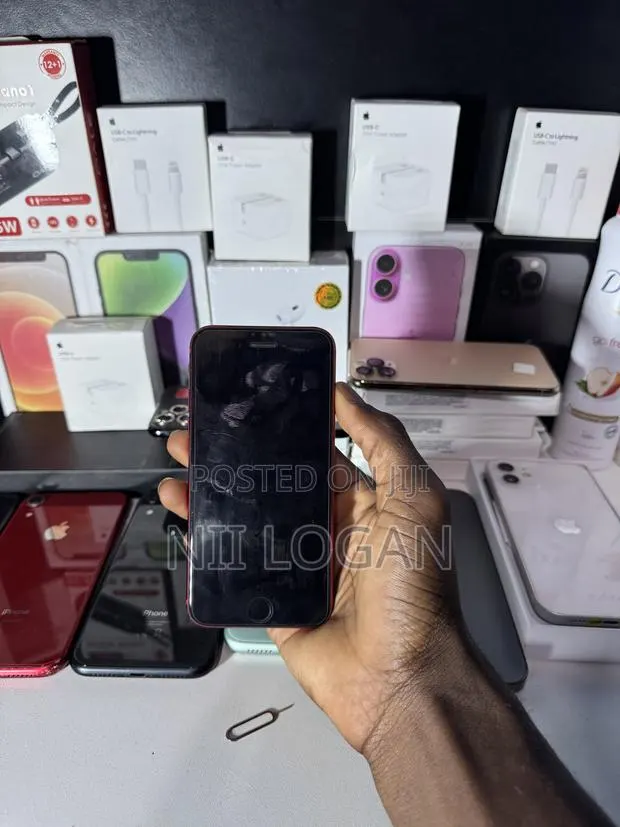 Apple iPhone SE (2020) 64 GB Red · Photo 1