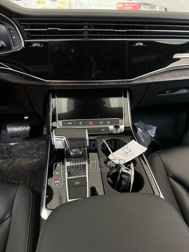 Audi Q8 55 Premium AWD quattro 2020 Gray · Photo 2