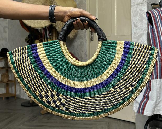 Handwoven Oval Bag · Photo 2