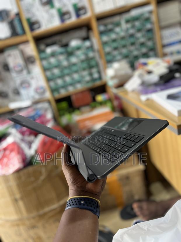 Smart Keyboard Cover for iPad 10.9. Inches · Photo 3