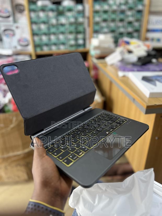 Smart Keyboard Cover for iPad 10.9. Inches · Photo 4