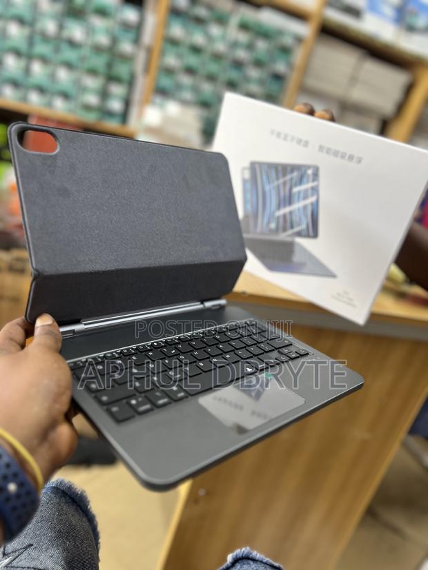 Smart Keyboard Cover for iPad 10.9. Inches · Photo 2
