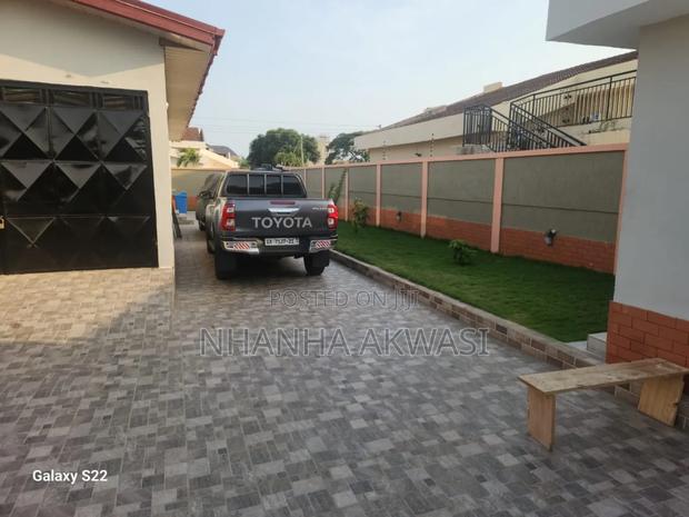 Furnished 4bdrm House in Community12, Tema Metropolitan for rent · Photo 2
