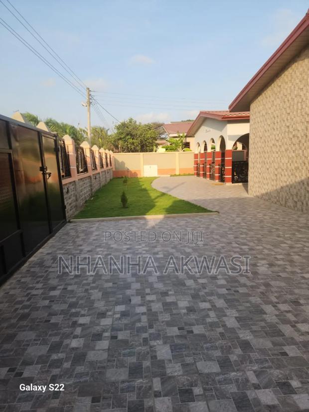 Furnished 4bdrm House in Community12, Tema Metropolitan for rent · Photo 6