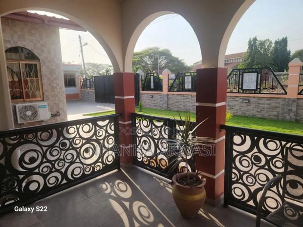 Furnished 4bdrm House in Community12, Tema Metropolitan for rent · Photo 8