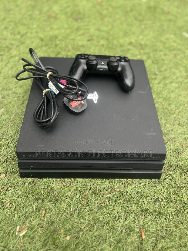 Playstation 4 Pro ( Read the Description) · Photo 1