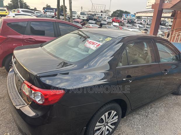 Toyota Corolla 2013 Black · Photo 2