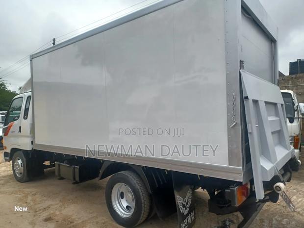 Hyundai Mighty Container · Photo 5
