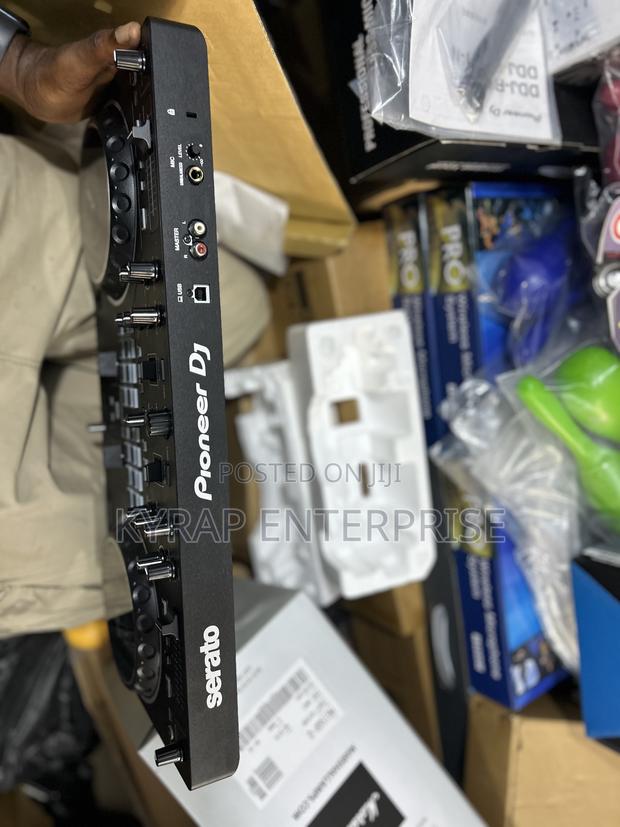 Pioneer DDJ-Rev 1 Controller · Photo 4
