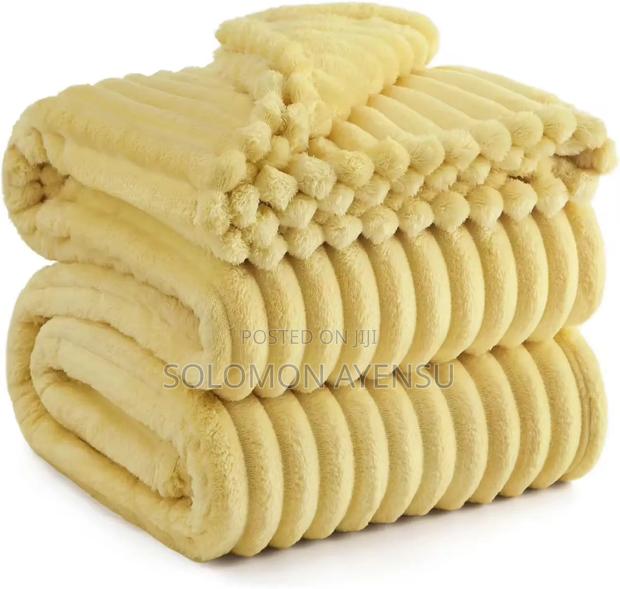 Soft Ribbed Blanket Available in Different Colours · Photo 2