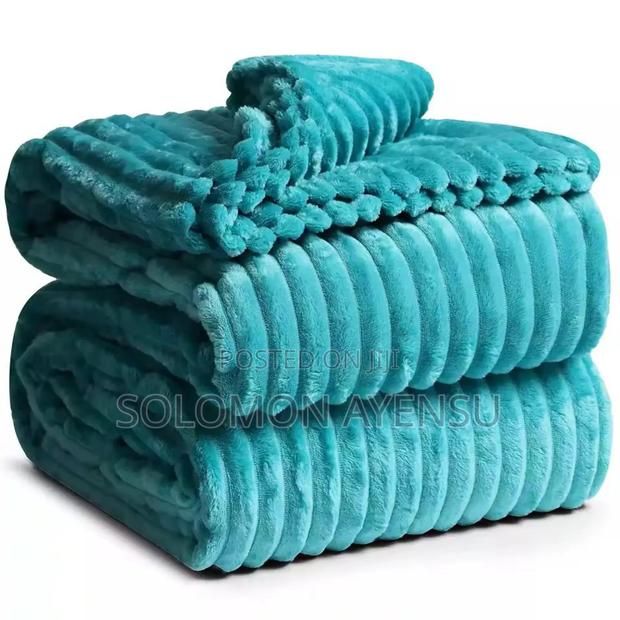 Soft Ribbed Blanket Available in Different Colours · Photo 3