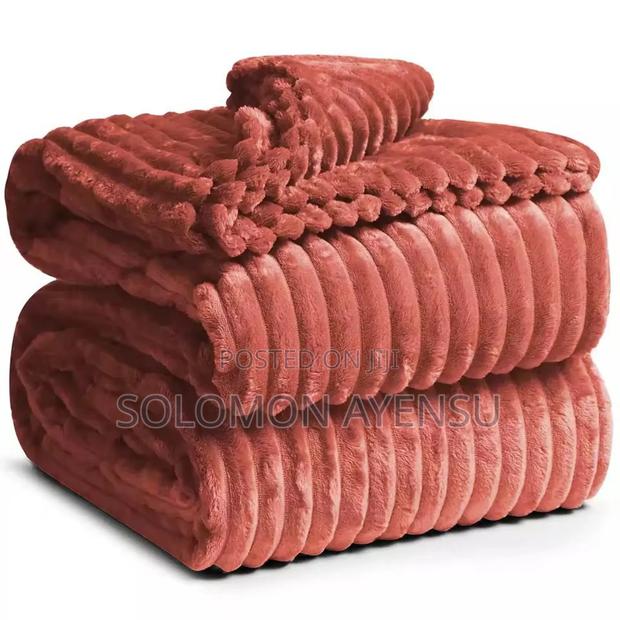 Soft Ribbed Blanket Available in Different Colours · Photo 4