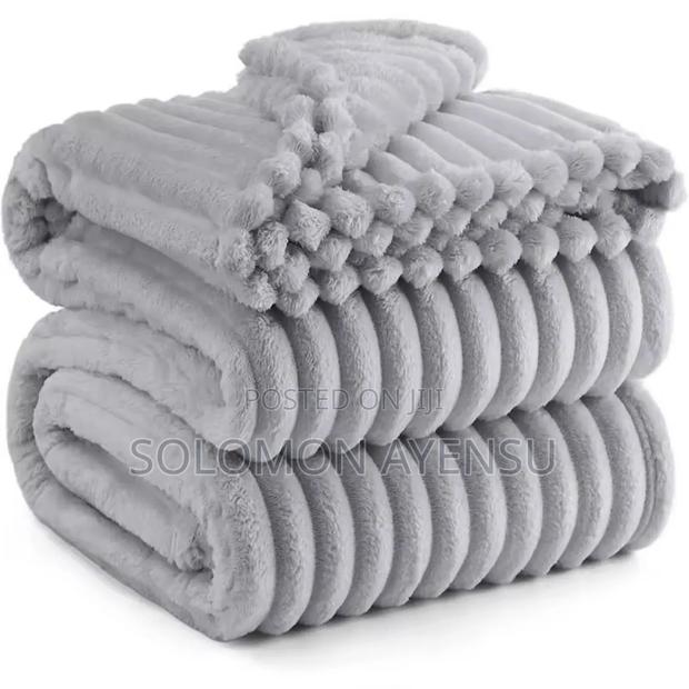 Soft Ribbed Blanket Available in Different Colours · Photo 6