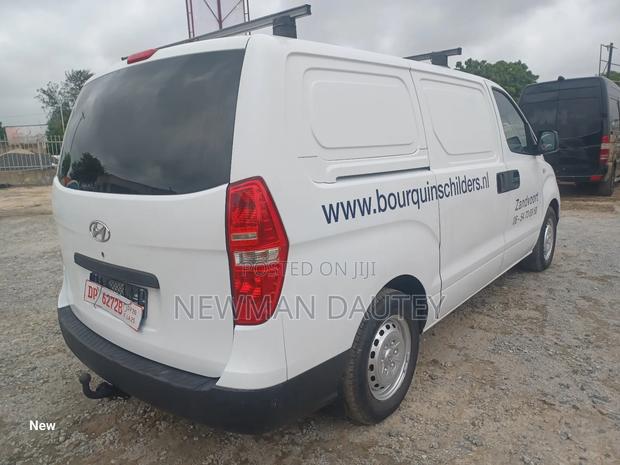 Hyundai H1 2009 White · Photo 2