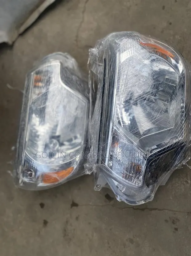 Tacoma 2012 Headlight Pair · Photo 1