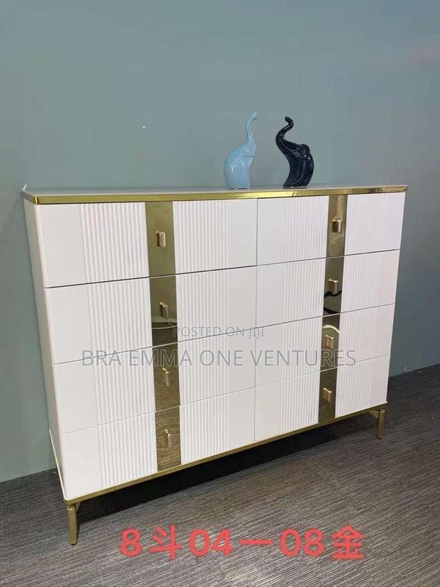 Very Spacious Console With Drawers · Photo 1