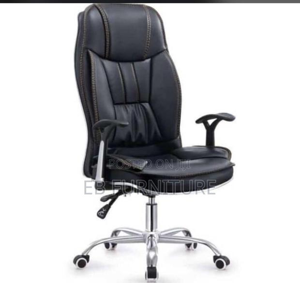 Executive Swivel Office Chair · Photo 1