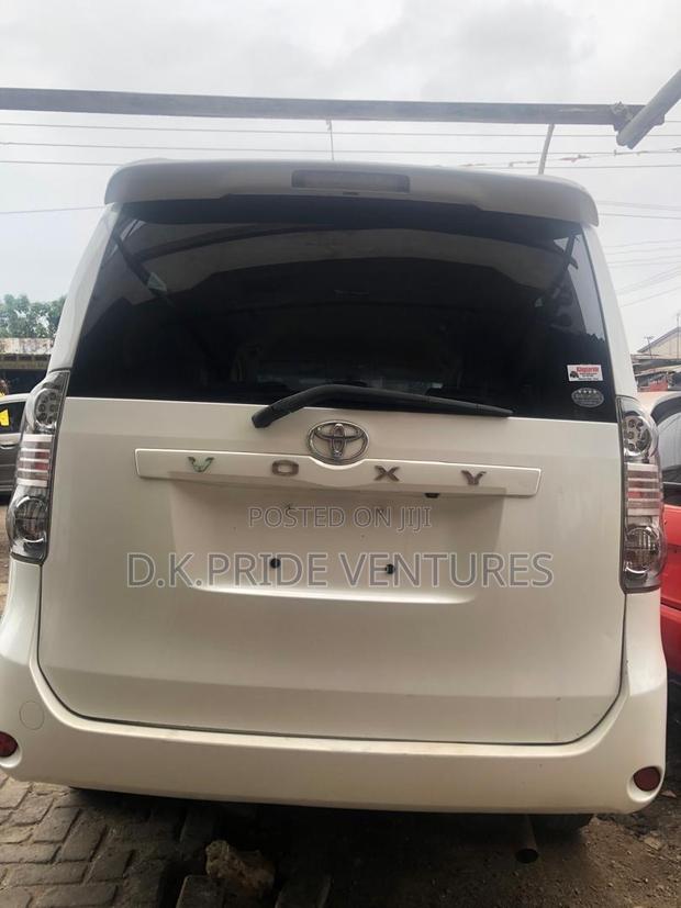 Toyota Voxy 2010 White · Photo 3