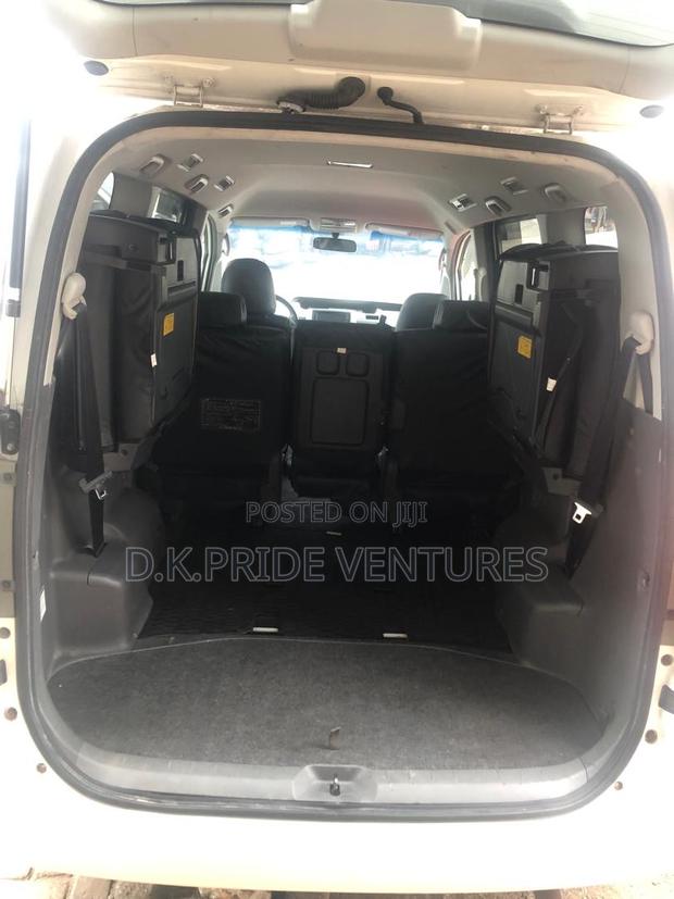 Toyota Voxy 2010 White · Photo 2