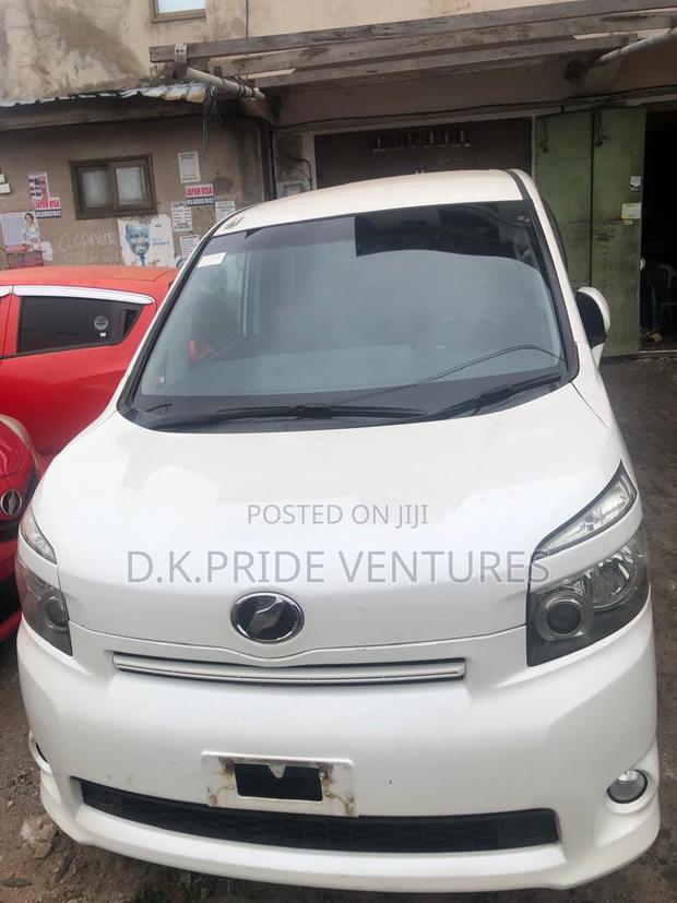 Toyota Voxy 2010 White · Photo 1