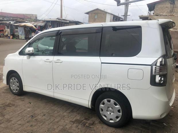 Toyota Voxy 2010 White · Photo 4
