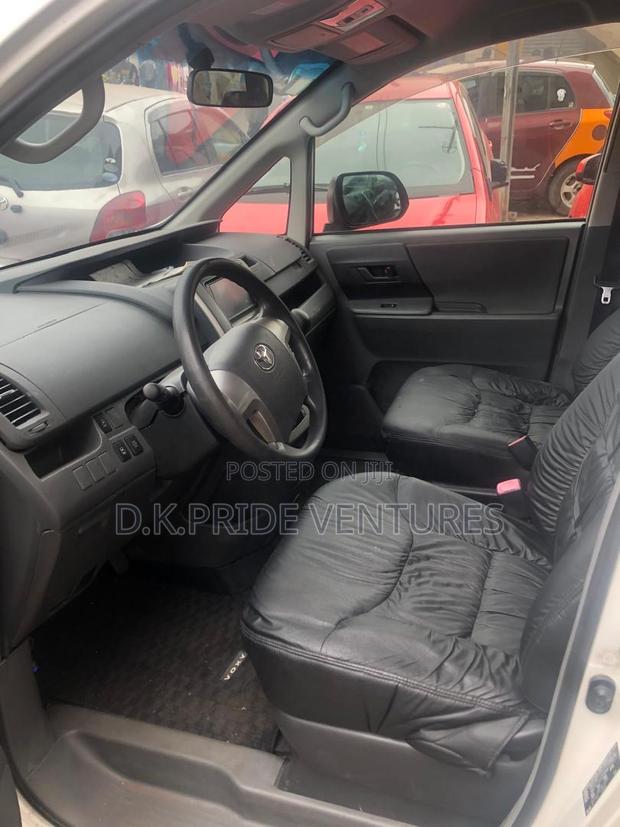 Toyota Voxy 2010 White · Photo 5