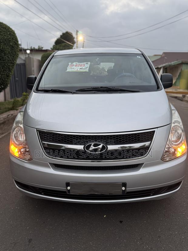 Hyundai Starex 2015 Silver · Photo 1