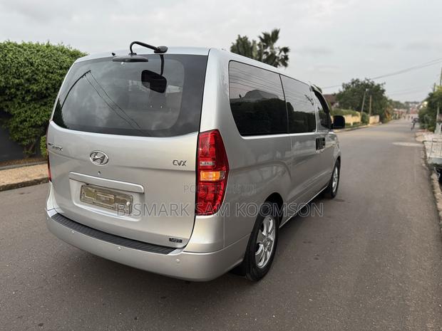 Hyundai Starex 2015 Silver · Photo 2